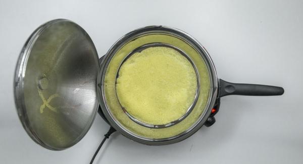 Girare la crepe appena si raggiunge il “punto di girata” di 90°C e rimettere il coperchio. La crepe sarà pronta non appena si raggiungono di nuovo i 90°C.