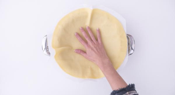 Lavorare la pasta frolla, stenderla e posizionarla all'interno dell'Unità di cottura 24 cm 2,5 l  su un disco di carta da forno leggermente più grande del fondo dell'Unità.
