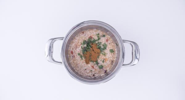 Tritare le foglie di prezzemolo nel Tritamix e aggiungerle al risotto insieme a un filo d'olio e al peperoncino in polvere. Mescolare e amalgamare bene e servire.