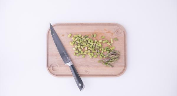 Sbaccellare i piselli, lavare e tagliare a pezzetti gli asparagi. Adagiare lo speck a cubetti all'interno dell'Unità Gourmet 24 cm 4,4 l, coprirla con il coperchio e posizionarla su Navigenio impostato a livello 6. Con l'ausilio di Audiotherm riscaldare fino alla finestra "carne".