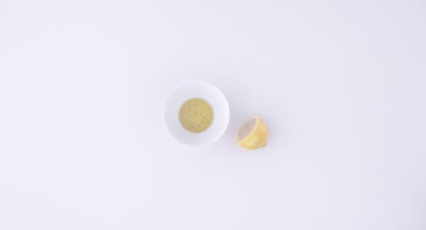 Lavare un limone con acqua calda, grattugiare la scorza e mescolarla con l'olio d'oliva. Versare l'emulsione sulle scaloppine e metterle in frigorifero a marinare per ca. 3 ore.