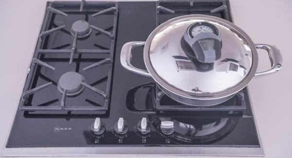 Al suono di Audiotherm, rimuovere il coperchio e adagiare le scaloppine marinate all'interno dell'Unità. Coprire con il coperchio e proseguire la cottura fino al raggiungimento del "punto di girata" a 90°. Girare le scaloppine, rimettere il coperchio e cuocere anche il secondo lato sino a raggiungere i 90°.