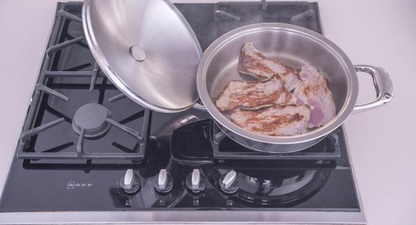 Al suono di Audiotherm, rimuovere il coperchio e adagiare le scaloppine marinate all'interno dell'Unità. Coprire con il coperchio e proseguire la cottura fino al raggiungimento del "punto di girata" a 90°. Girare le scaloppine, rimettere il coperchio e cuocere anche il secondo lato sino a raggiungere i 90°.