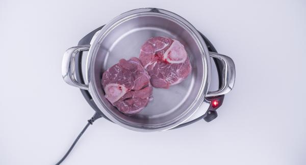 Al suono di Audiotherm, adagiare gli ossibuchi all'interno dell'Unità, premere leggermente e riposizionare Audiotherm sulla finestra "carne". Al raggiungimento dei 90°C, girare la carne e completare la rosolatura.