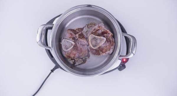 Al suono di Audiotherm, adagiare gli ossibuchi all'interno dell'Unità, premere leggermente e riposizionare Audiotherm sulla finestra "carne". Al raggiungimento dei 90°C, girare la carne e completare la rosolatura.