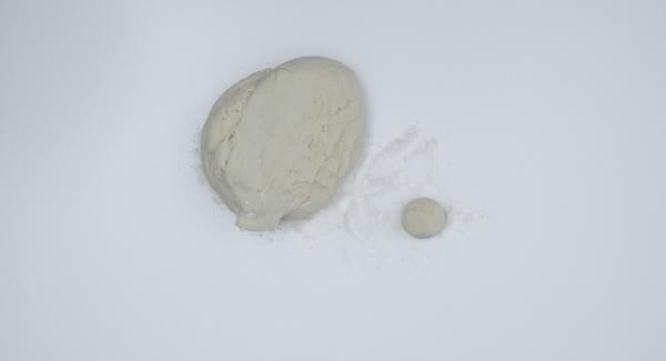 Impastare ancora una volta e poi dividere la pasta in piccole porzioni. Stendere ciascuna porzione formando un dischetto piatto. Con le mani, tirare verso l’esterno in modo da rendere il disco più sottile al centro che non sul bordo.