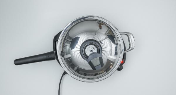Coprire con il coperchio e friggere fino a raggiungere il “punto di girata” a 90° C con l’ausilio di Audiotherm.