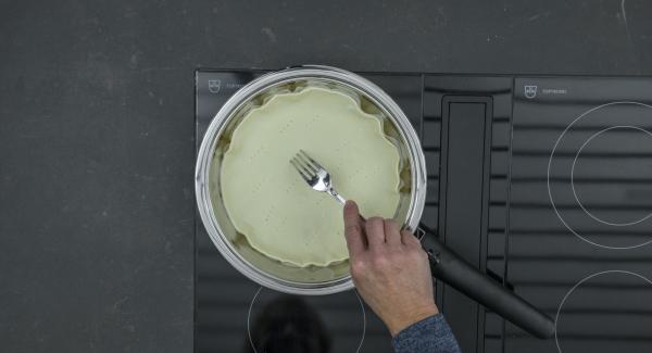 Adagiare la pasta sfoglia insieme alla carta forno nella Padella e bucherellarla con una forchetta. Regolare il fornello a calore alto, coprire Arcobaleno Prestige con Navigenio rivolto verso
il basso e impostare a livello II. Mentre la spia di Navigenio lampeggia di rosso/blu, impostare un tempo di ca. 3 minuti su Audiotherm (ca. 2 minuti nel caso di piano a induzione) e precuocere.