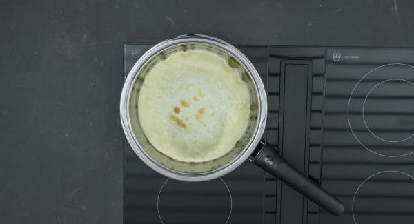 Spegnere il fornello (se a induzione, lasciare a ca. 100 Watt), distribuire la farcitura sulla base di pasta sfoglia.