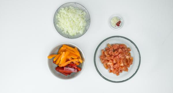 Pelare le cipolle e l’aglio, mondare il peperoncino, tagliare il tutto a dadini. Mondare i peperoni e tagliarli a striscioline. Sbollentare i pomodori in acqua bollente, sciacquarli con acqua fredda, spellarli e tagliarli a dadini.