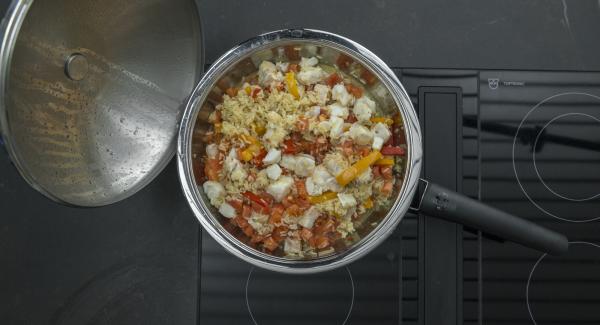 Aggiungere il merluzzo, il pomodoro a dadini e l’olio di oliva nella Padella. Aumentare il calore e far insaporire per ca. 2-3 minuti. Condire generosamente con sale e pepe, tagliare finemente le foglie di basilico e distribuirle sul piatto prima di servire.