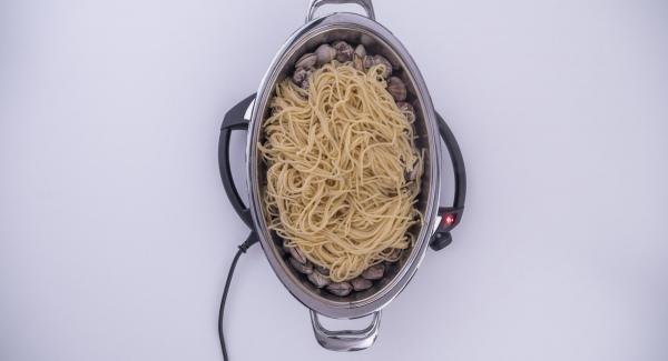 Al suono di Audiotherm, versare gli spaghetti scolati all’interno dell’Unità Ovale, irrorare con l’olio, aggiungere del prezzemolo tritato con l’aiuto di Tritamix e un pizzico di peperoncino. Mescolare e servire.