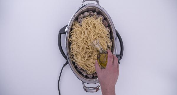 Al suono di Audiotherm, versare gli spaghetti scolati all’interno dell’Unità Ovale, irrorare con l’olio, aggiungere del prezzemolo tritato con l’aiuto di Tritamix e un pizzico di peperoncino. Mescolare e servire.