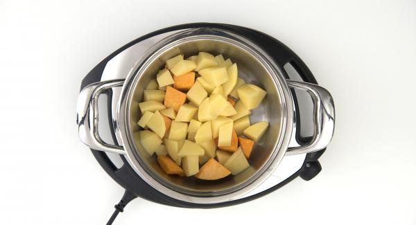 Pelare le patate e tagliarle a cubetti, tagliare la zucca a pezzetti e inserire il tutto in un’Unità di cottura 20 cm 3.0 l insieme a 150 ml d'acqua. Coprire l’Unità con Secuquick e posizionarla su Navigenio impostato in modalità "A". Posizionare Audiotherm sulla finestra “turbo” dopo aver impostato un tempo di cottura di 3 minuti.