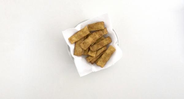 Scolare le chiacchiere con della carta da cucina. Lasciarle raffreddare qualche minuto e cospargerle di zucchero a velo prima di gustarle.