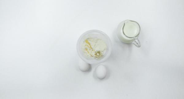 Mescolare all'interno dello shaker la farina, lo zucchero, il latte, le uova e l'olio.