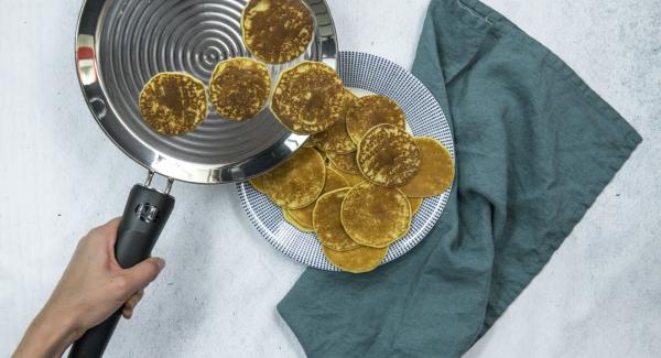 Al raggiungimento della doratura desiderata, girare i pancake e portarli a cottura. Procedere allo stesso modo con la restante pastella.