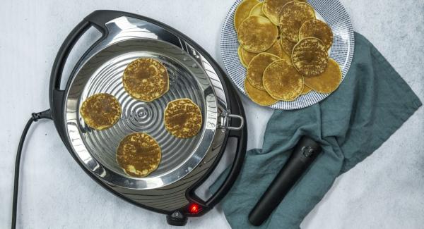 Al raggiungimento della doratura desiderata, girare i pancake e portarli a cottura. Procedere allo stesso modo con la restante pastella.