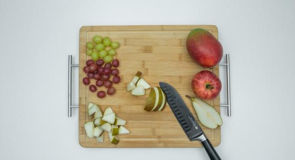 Mondare la frutta e tagliarla a bocconcini.