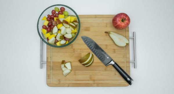 Mondare la frutta e tagliarla a bocconcini.