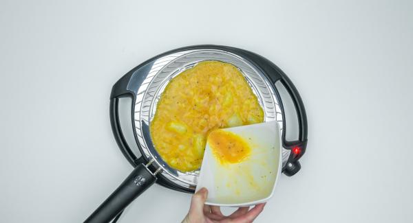 Versare il composto di uova e cuocerlo finché non si raggiunge il livello di cottura desiderato.