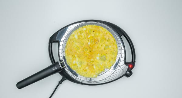 Versare il composto di uova e cuocerlo finché non si raggiunge il livello di cottura desiderato.