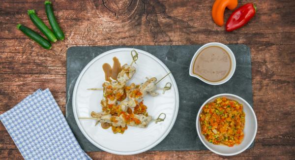 Togliere Arondo dal fornello e lasciar riposare gli spiedini per ca. 5 minuti, secondo lo spessore.
Servire gli spiedini accompagnandoli con il misto di verdure, dell'olio extravergine a crudo o, a piacere, con la salsa di soia.