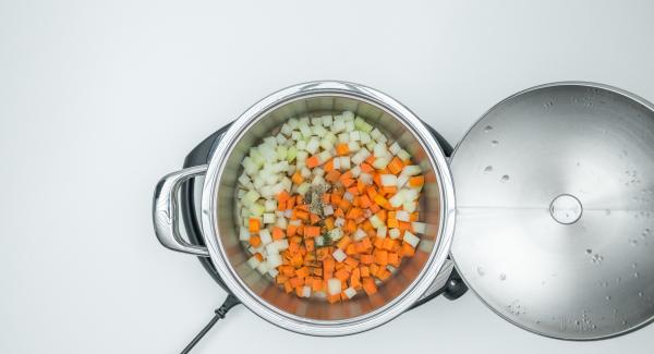 Spalmare il composto ottenuto sulla spalla di agnello. Condire le verdure con timo, miele, sale e pepe e adagiarvi sopra la carne.