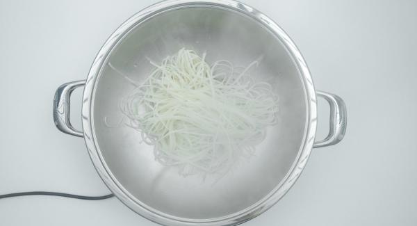 Al suono di Audiotherm, abbassare Navigenio a livello 2. Mettere nel Wok i funghi, i noodles e le verdure. Aggiungere infine il brodo e la salsa di soia.