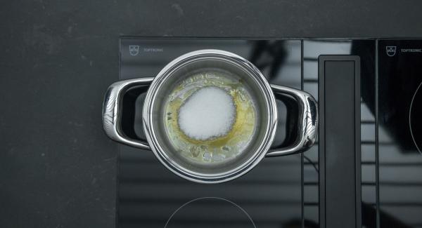 Mettere 1 cucchiaio di zucchero in una Unità di cottura piccola, posizionare sul fornello e scaldare a calore massimo. Quando lo zucchero inizia a sciogliersi, ridurre il calore. Aggiungere gradualmente 60 g di zucchero e caramellare.