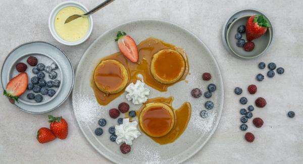 Mettere il creme caramel in frigorifero per almeno 3 ore. Capovolgere gli stampi su un piatto prima di servire. Guarnire a piacere con panna montata e frutta a volontà.