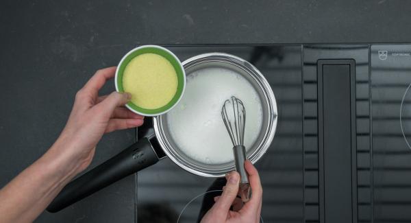 Versare il latte nella Sauteuse 16 cm e portare ad ebollizione sul fornello impostato a calore massimo. Spegnere il calore, aggiungere la farina di semola e cuocere per circa 5 minuti mescolando costantemente.