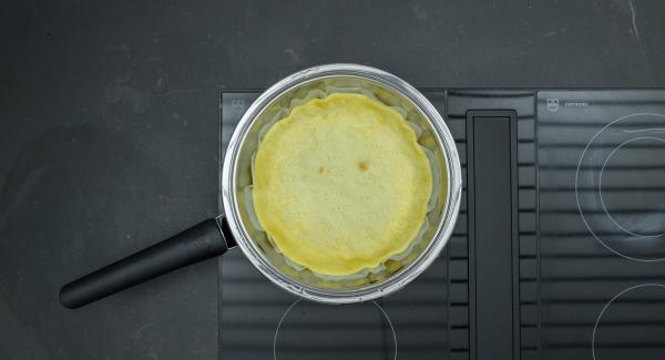 Spegnere il fornello e togliere la Padella (per l’induzione lasciare a 100 Watts).
Togliere Navigenio e versare il composto preparato sulla pasta frolla.