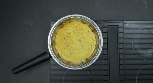 Lasciar raffreddare la torta e cospargerla con lo zucchero a velo.