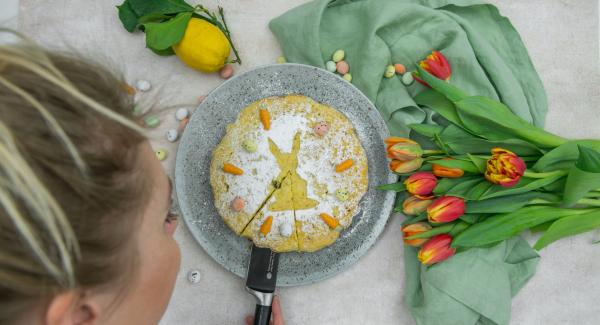 Lasciar raffreddare la torta e cospargerla con lo zucchero a velo.