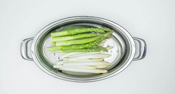 Pelare gli asparagi – per intero se sono bianchi – o solo nella parte inferiore (1/3) se sono verdi. Posizionarli ancora bagnati nell'Unità Ovale 38 cm 3,5 l.