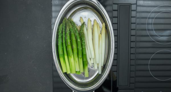 Aggiungere nell'Ovale sopra gli asparagi il misto di erbe e verdure e i cubetti di pane, condire con sale e pepe. Cospargere sopra le scaglie di parmigiano e servire immediatamente.