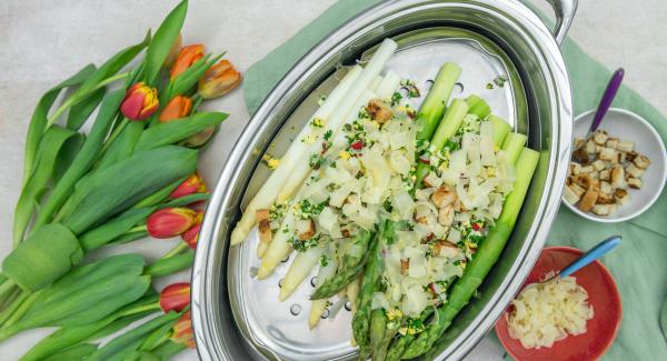 Aggiungere nell'Ovale sopra gli asparagi il misto di erbe e verdure e i cubetti di pane, condire con sale e pepe. Cospargere sopra le scaglie di parmigiano e servire immediatamente.