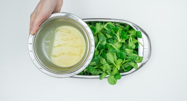 Mettere l'insalata in una Lasagnera media. Condire con la salsa preparata. Aggiugere infine lo speck e i funghi.