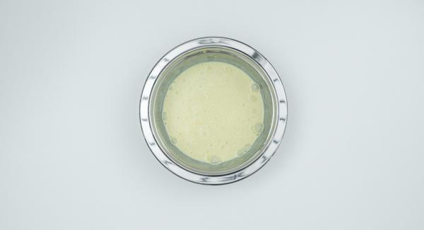 Amalgamare in una bacinella Combi la panna, l'uovo, la scorza di limone e il vino e condire con sale e pepe.
