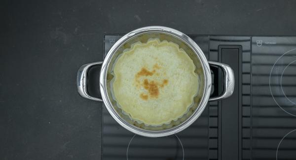 Togliere Navigenio, cospargere il pangrattato sulla pasta sfoglia, aggiungere le taccole, cospargere con la cipolla e il prosciutto. Versare l'impasto con l'uovo,  distribuire il formaggio e spegnere fornello.