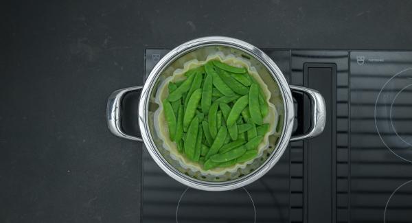 Togliere Navigenio, cospargere il pangrattato sulla pasta sfoglia, aggiungere le taccole, cospargere con la cipolla e il prosciutto. Versare l'impasto con l'uovo,  distribuire il formaggio e spegnere fornello.