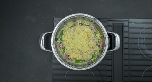 Togliere Navigenio, cospargere il pangrattato sulla pasta sfoglia, aggiungere le taccole, cospargere con la cipolla e il prosciutto. Versare l'impasto con l'uovo,  distribuire il formaggio e spegnere fornello.