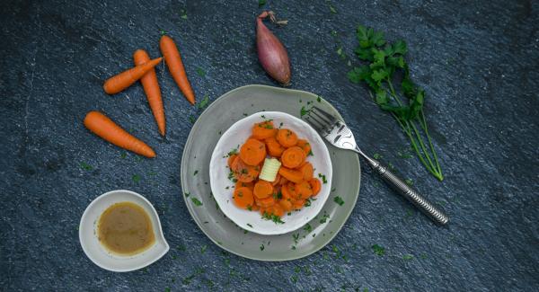 Tritare il prezzemolo e cospargerlo sopra le carote prima di servire.