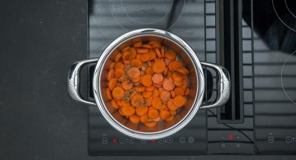 Condire la salsa al Marsala con il sale e aggiungere le carote.