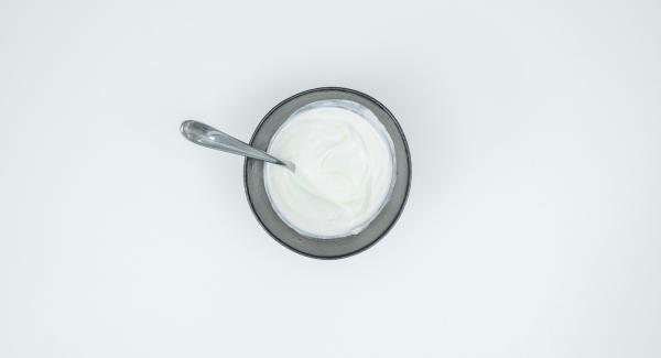 Mescolare in una bacinella lo yogurt con il miele, sbattere con l'aiuto di una frusta elettrica fino a quando non si ottiene una crema densa.