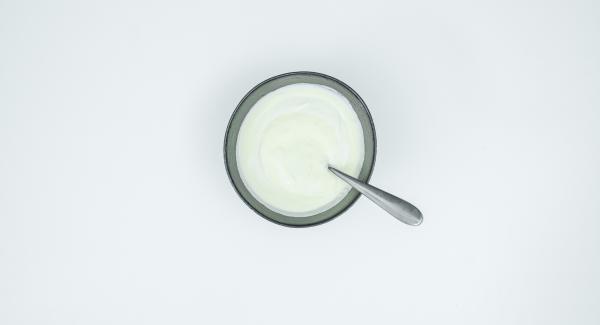 Mescolare in una bacinella lo yogurt con il miele, sbattere con l'aiuto di una frusta elettrica fino a quando non si ottiene una crema densa.