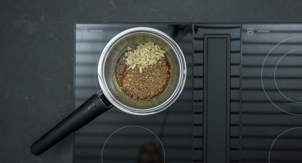 Aggiungere gradualmente lo zucchero rimasto e caramellare. Aggiungere i chicchi di grano saraceno e le mandorle e cuocere finchè il composto non assume un colore marrone chiaro.