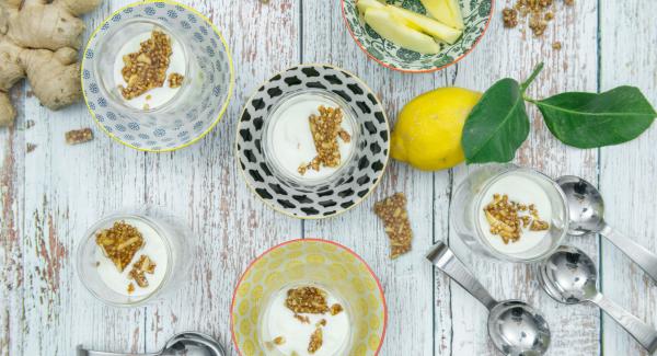 Per guarnire il dessert, spezzettare il croccante, tritarlo e cospargere sullo strato di yogurt prima di servire.