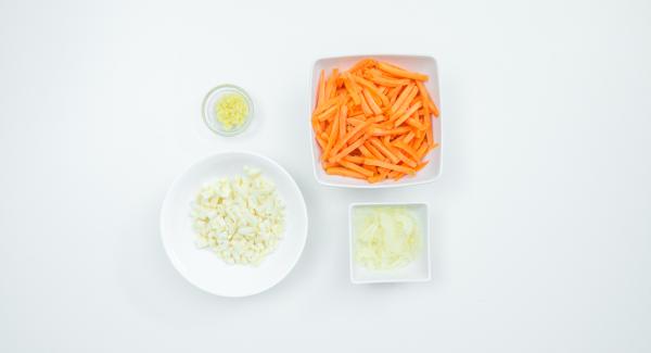 Pelare il sedano, lo zenzero, le carote e la cipolla. Tagliare a dadini il sedano e lo zenzero. Tagliare le carote a bastoncini sottili, tagliare la cipolla a metà e affettarla finemente.